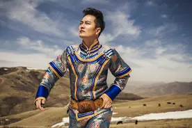 歌手云飞：星光大道成名，与圈外妻子离婚，再娶歌手的他如今怎样图片