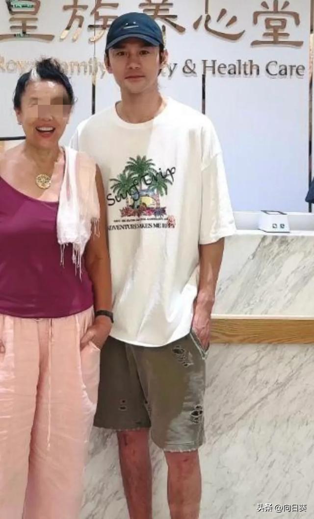 42岁王凯现身北京美容院，瘦到脱相 两臂青筋凸起 两条腿细如筷子