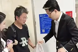 “国岳夫妇”捐30万现金给“烧伤妈妈”被指作秀，当事人：不影响做公益的心图片