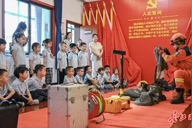 幼儿园小朋友走进消防救援站，学习火场逃生技能图片