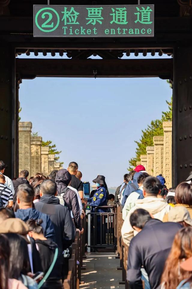 畅游大同！云冈石窟解锁“外籍友好模式”，扫码入园仅需几分钟