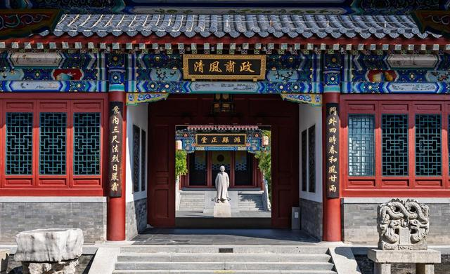 乾隆出上联：田由甲方种，一妃子对出的下联让乾隆哈哈大笑！