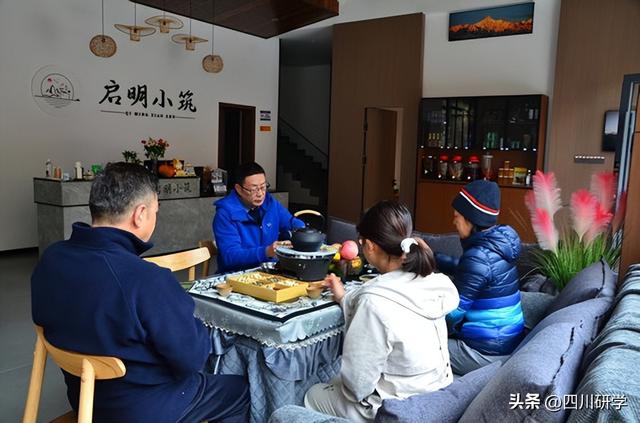 汶川卧龙赏秋正当时 民宿吸引八方客