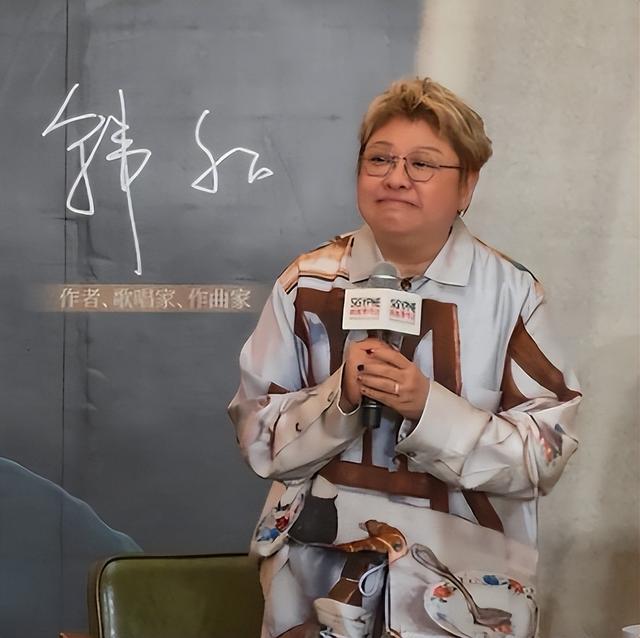 贪污上亿、假慈善？被实名举报的韩红，如今连坐椅子都成了“错”