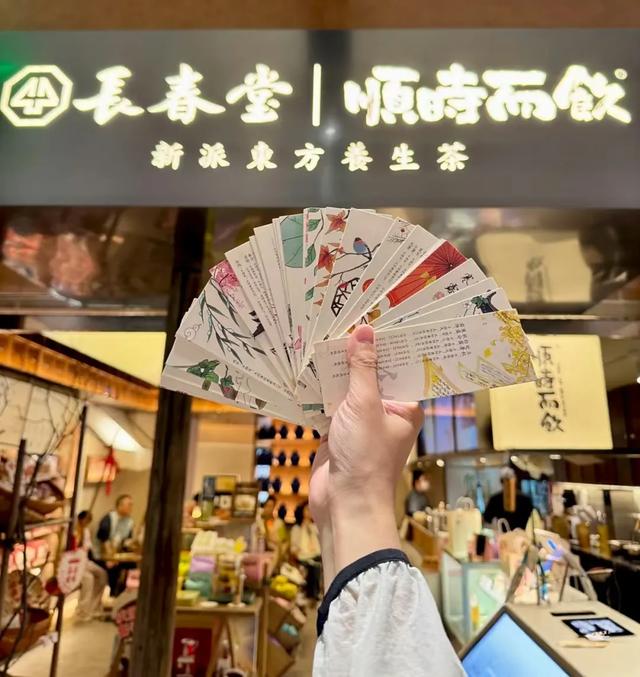 淘书逛展、夜游夜市、盖章打卡……上海书展的快乐，弥漫在整座城市→