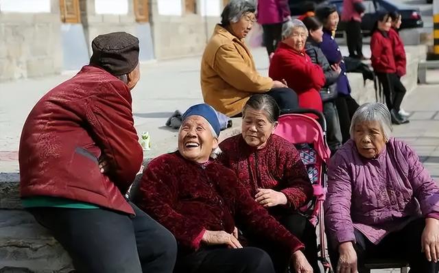 中国将迎来“死亡高峰期”：一代人集体老去，人口天平彻底倾斜