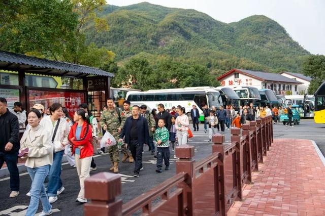 明月山进入秋冬旅游旺季，3000人旅行团畅游山水美景！