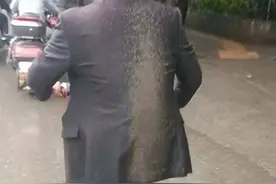 哈哈一笑，52张搞笑动图：自行车挡泥板，确实很重要啊！图片