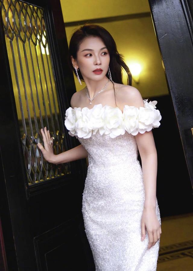 刘涛 肌肤白里透红，紧致水润，不愧是大部分中年男人的梦中女神！