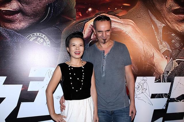 50岁龚琳娜独居深山，房子后面是一片坟地，离婚后养猫为伴不害怕