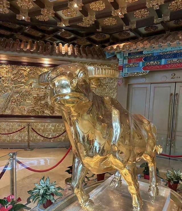 金价狂飙！华西村一吨金牛身价暴涨，这回真成传家宝了