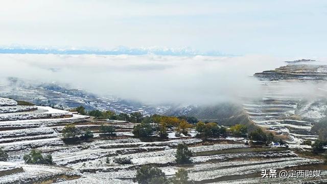 深秋定西，初雪悄然缀山河