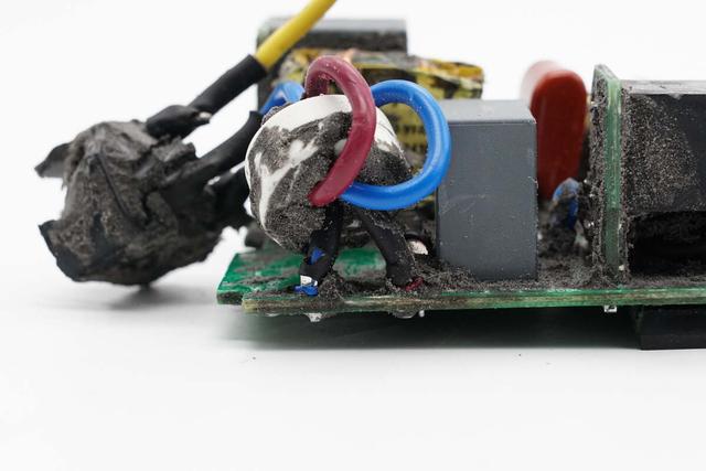 非大型切割机搞不定这大块头！九号1080W ebike新国标充电器拆解