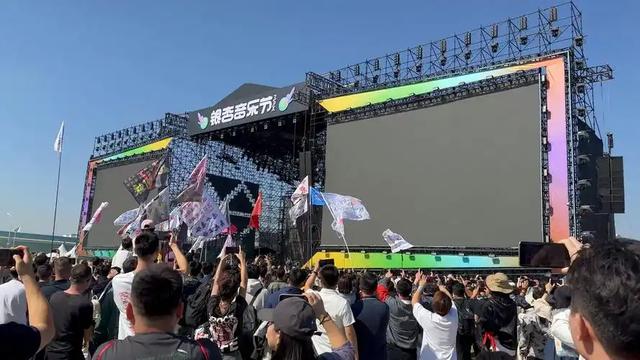 国庆档音乐节被流量霸屏，67组艺人狂欢，为何乱象频出？