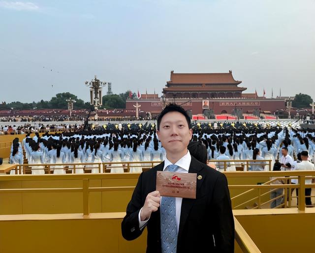 7位商界大佬现场观看阅兵，雷军周鸿祎3点出发，董宇辉位置不简单