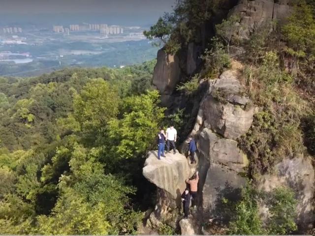 重庆璧山与沙坪坝交界处有一荒废古寺，四周散落残破石像
