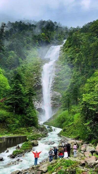 墨脱瀑布就像一条洁白的哈达，给人以不同的景观和情趣