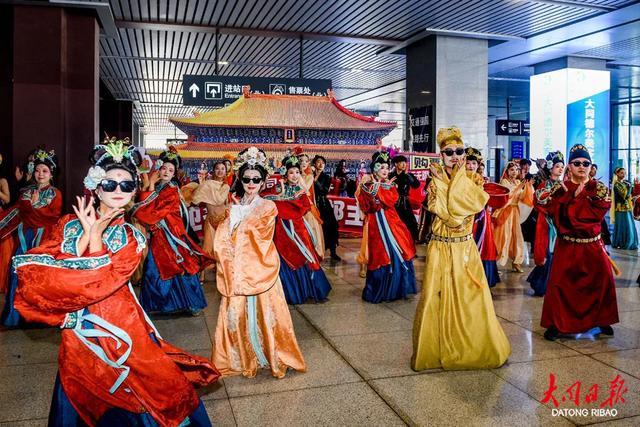 大同南站这场“明朝快闪秀”，让旅客出站即 “穿越” 平城~