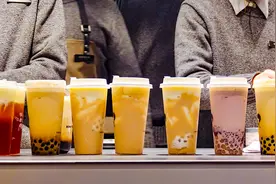 狂飙突进卷规模，全国开出43万家，奶茶店还能赚到钱吗？图片