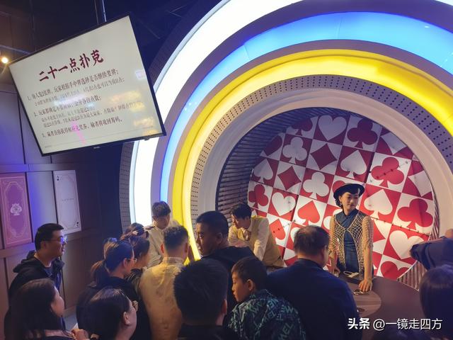 走进郑州中牟建业电影小镇，看各种特色表演，还能参与互动项目。