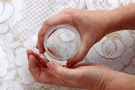 保温杯泡茶成毒茶，有毒且致癌？究竟能不能喝？医生揭晓答案图片