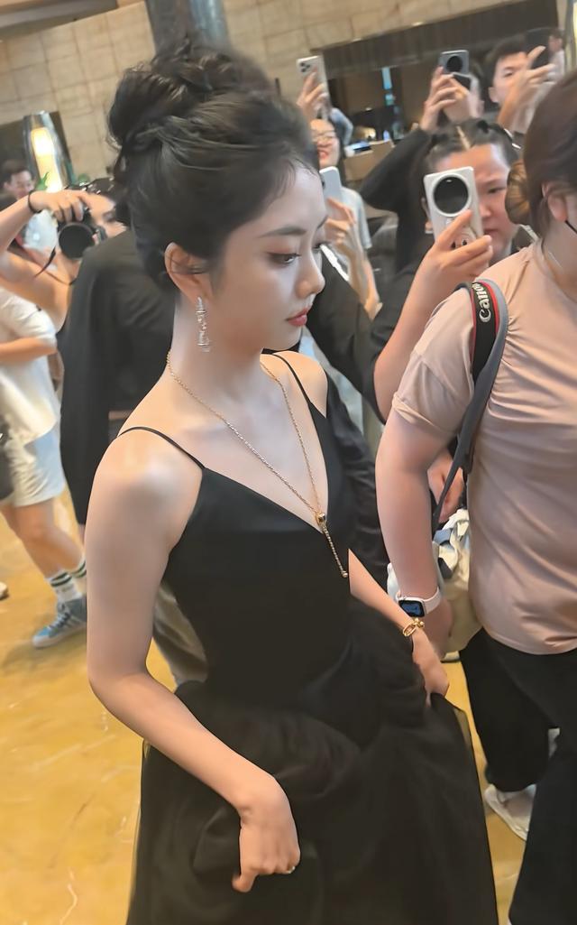 谭松韵身形薄如纸片，她脸上苹果肌满满，娃娃脸就是“青春永驻”