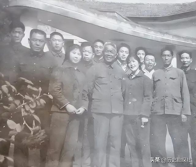 韩先楚夫人有多美？1970年的珍贵留影，她50岁容貌出众天生丽质