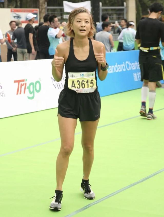 50岁不服老！徐濠萦高温下坚持“自虐”，全马成绩不输专业跑者