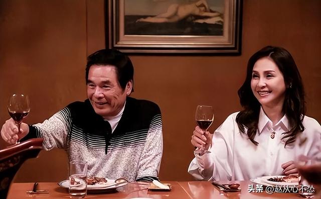 “6个老婆”同住一屋，每人每月7万零花钱，71岁又娶第七房小娇妻