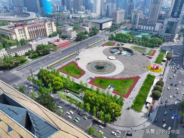 天府广场：从国旗之下到千年深处，一条大道串起的城市史诗