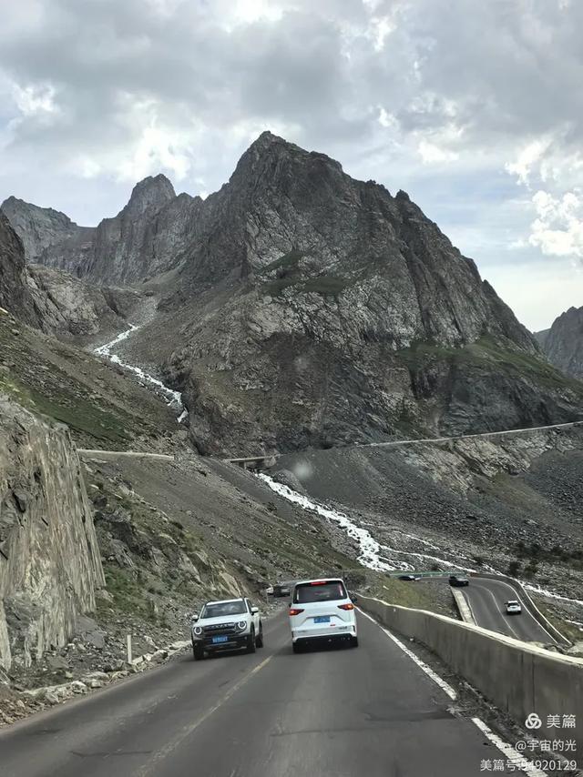 跨越天山的壮美风光