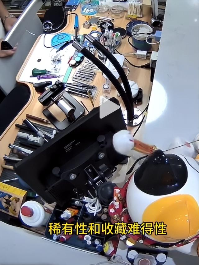 大叔免费给女子修玩具，不小心烫出印子，女子生气要1300元赔偿