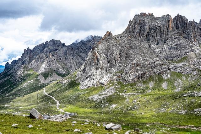 神山石骨、嶙峋万仞，川西梦幻之地