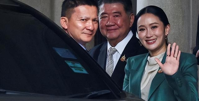 4比2，泰国最新民调出炉，佩通坦想官复原职，中方说了句公道话