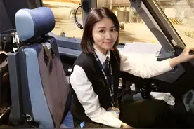 中国女机长伍倩玉，17岁开飞机26岁拿下四道杠，为何这么牛图片