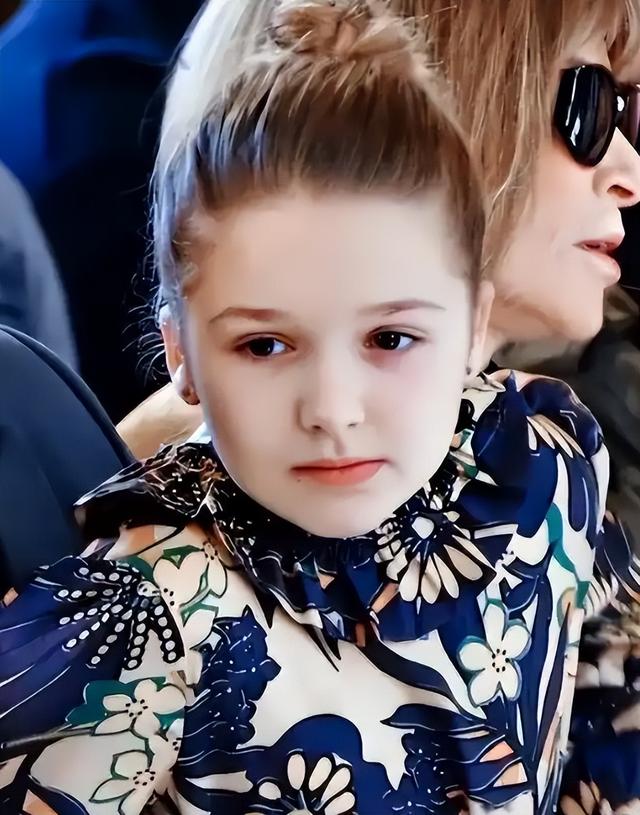 贝小七长开了：穿吊带睡裙，金发大波浪很惊艳，贝嫂敌不过女儿