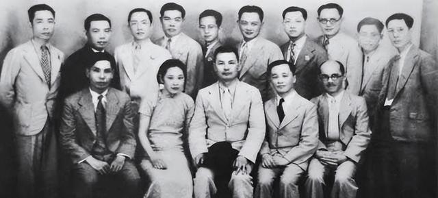 开国大典，她扶毛主席登天安门功成身退，周总理叫住：你站我身边