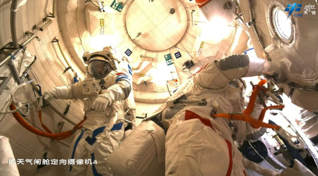 央视独家采访！神十九出舱遭遇意外，风险有多大？蔡旭哲当时紧张