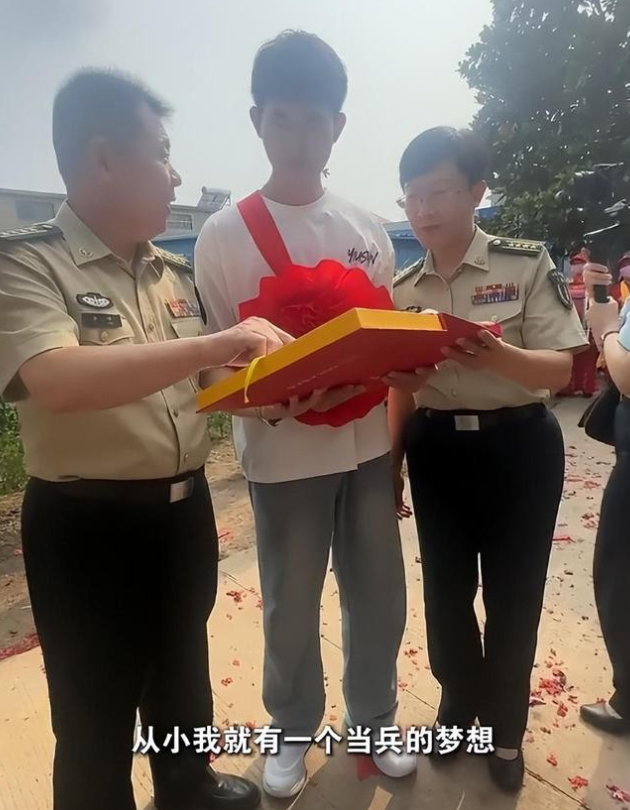 江苏考生被火箭军大学录取，多名领导送通知书，母亲眼神惹人心酸