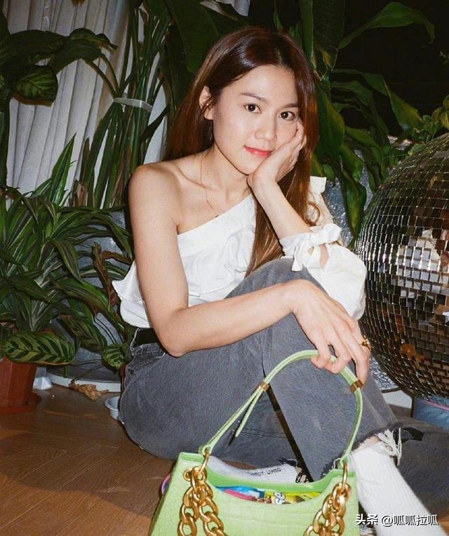 别眨眼！女星穿紧身牛仔裤狂炫身材，细腰翘臀的暴击谁顶得住