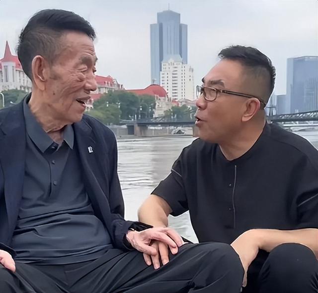 63岁杨议收美女徒弟，女生穿得花枝招展鞠躬敬茶	，牵手贴脸引争议