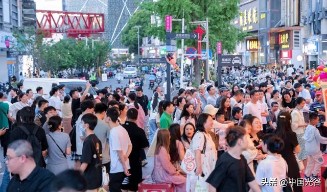 开学季光谷送上大礼包：大学新生免费坐空轨、优惠看武网，还有特色市集、美食福利、数码折扣……包开心的！