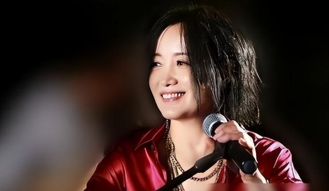 她连上4次春晚，和恩师同居怀孕，被骗流产，57岁依然无人敢娶