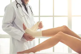 腿上有很多青块图片