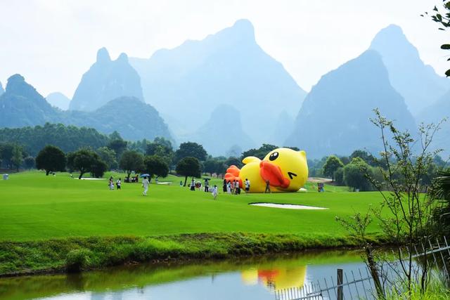 桂林:小黄鸭飞进桂海晴岚!