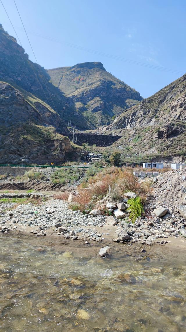 呼和浩特哈拉沁沟，一条小河从两山峡谷流出，步行只能走小路