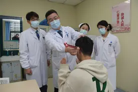 华中首例遗传性耳聋基因治疗3天后，15岁男孩听到汽车行驶的声音图片
