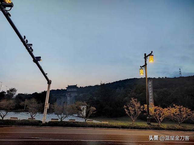 栖霞山下五重门，各有各的守护神