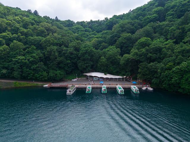 龙湾群火山口湖寻奇：在吊水壶与西夹荒邂逅地质与人文的诗篇