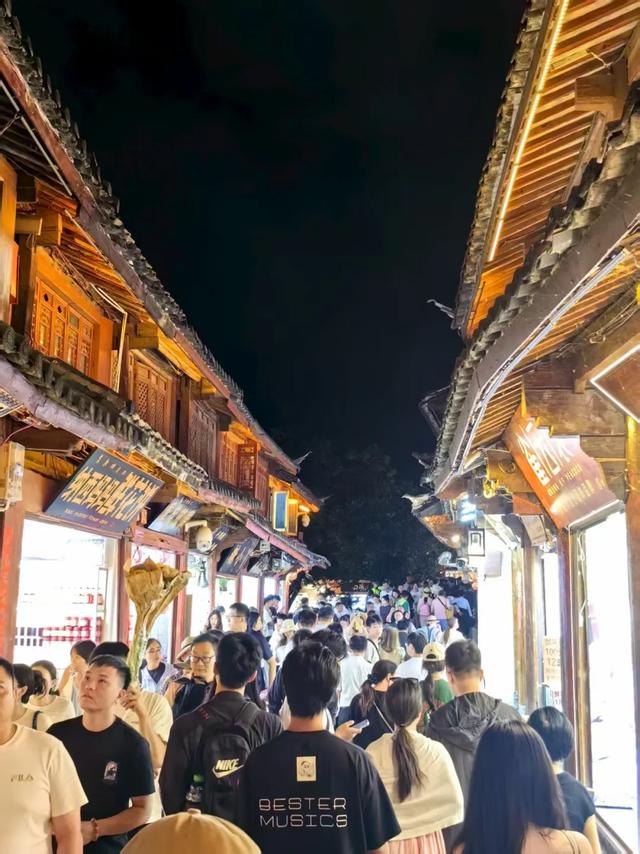逃离40℃高温!我在丽江20℃的夏夜里,找到了最治愈的人间烟火